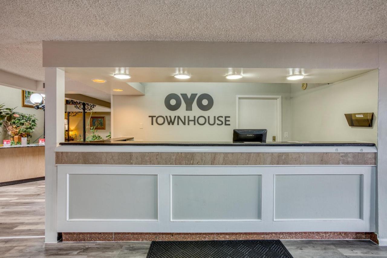 Hotel Oyo Townhouse Tulsa Woodland Hills Exterior foto