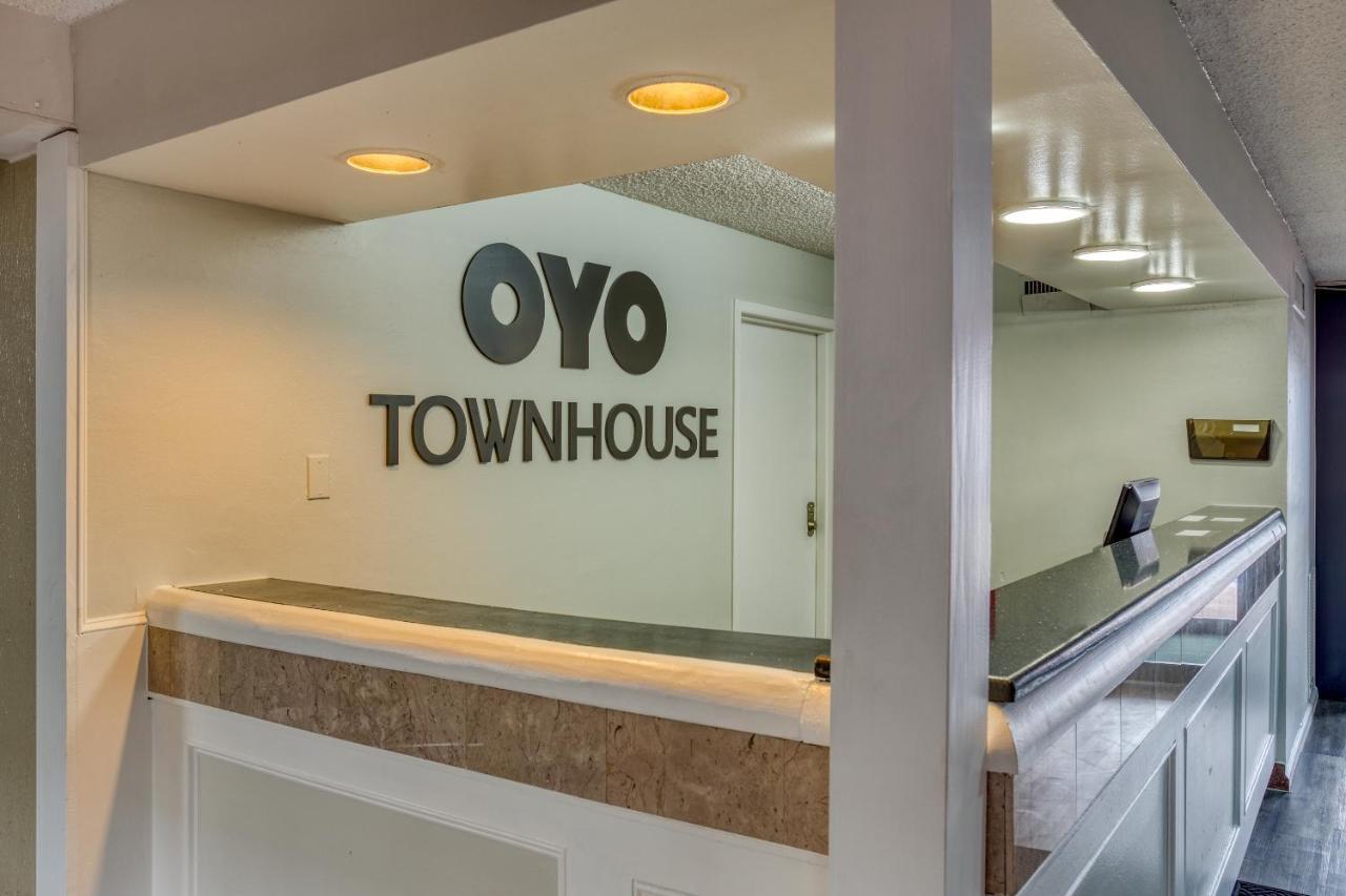 Hotel Oyo Townhouse Tulsa Woodland Hills Exterior foto